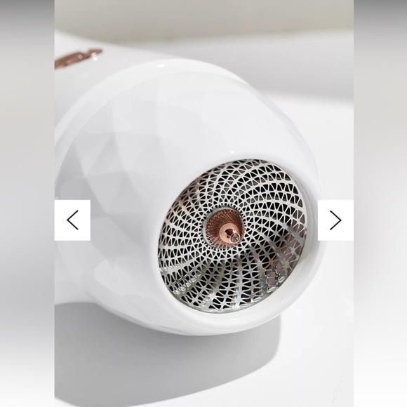 T3 Featherweight Luxe 2i Hair Dryer
NEW in BOX blowdryer & brush included
0207 - Picture 2 of 11